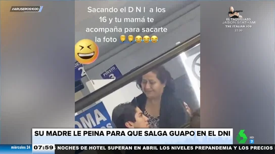El incómodo momento en el que una madre peina a su hijo de 16 años justo antes de sacarse la foto del DNI Un vídeo viral capta el momento incómodo en que una madre da el último toque al peinado de su hijo, un chico de 16 años, para que salga guapo en la foto del DNI. "Parece que le haya lamido una vaca", comenta Angie Cárdenas en este vídeo.
