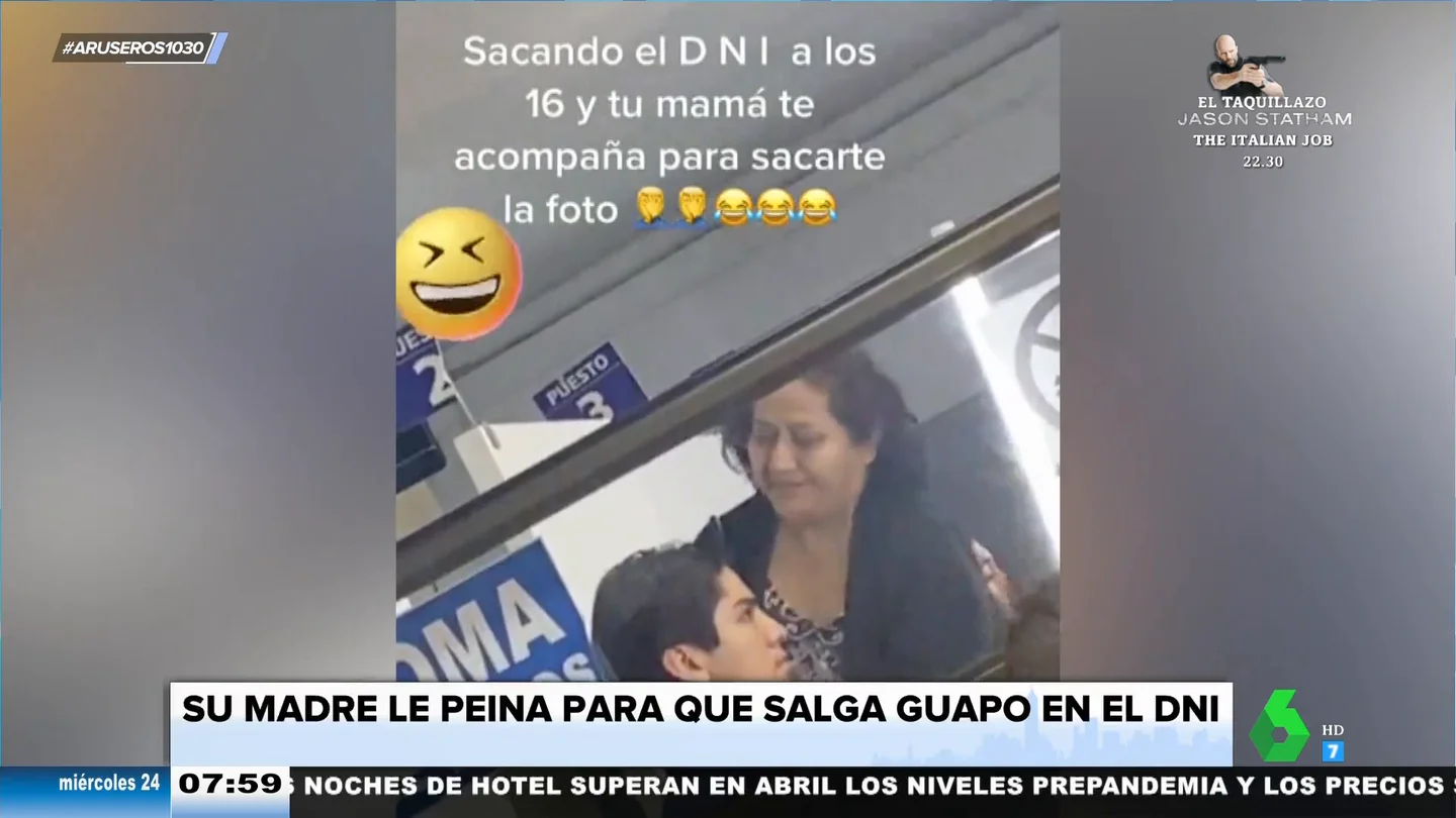 El incómodo momento en el que una madre peina a su hijo de 16 años justo antes de sacarse la foto del DNI Un vídeo viral capta el momento incómodo en que una madre da el último toque al peinado de su hijo, un chico de 16 años, para que salga guapo en la foto del DNI. "Parece que le haya lamido una vaca", comenta Angie Cárdenas en este vídeo.