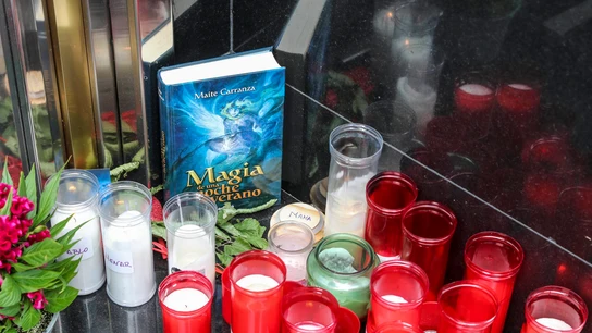 Velas, flores y un libro en el portal de la calle Facetos de Oviedo en el que vivían las mellizas Alexandra y Anastasia, de 12 años Velas, flores y un libro en el portal de la calle Facetos de Oviedo en el que vivían las mellizas Alexandra y Anastasia, de 12 años
