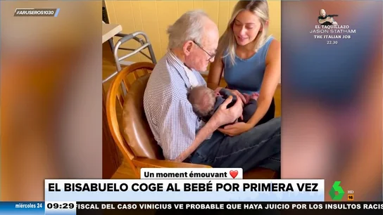 El emotivo momento en el que un bisabuelo coge a su bisnieto recién nacido por primera vez en brazos El emotivo momento en el que un bisabuelo coge a su bisnieto recién nacido por primera vez en brazos