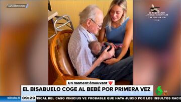 El emotivo momento en el que un bisabuelo coge a su bisnieto recién nacido por primera vez en brazos