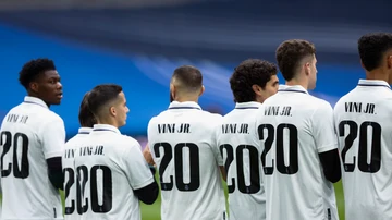 Los jugadores del Real Madrid, con la camiseta de Vinicius antes del partido contra el Rayo Vallecano
