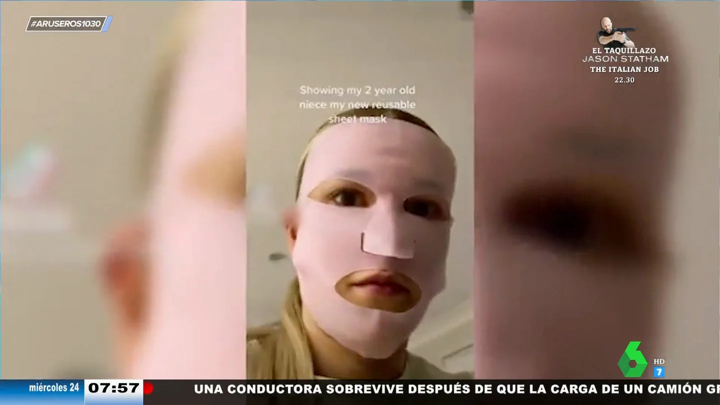 La reacción de terror de una niña cuando su tía le abre la puerta con una mascarilla facial Una niña de dos años se asusta y llora al no reconocer a su tía, que le abre la puerta con una mascarilla facial. "Hay un personaje de una película de terror que lleva una igual y va acuchillando a la gente", comenta Alba Sánchez.
