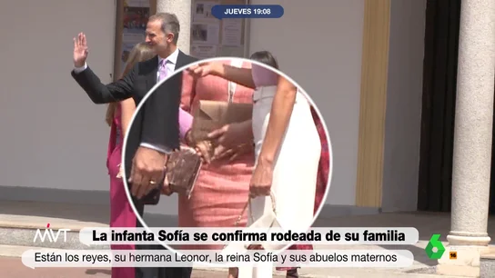 Así ha sido el polémico gesto de la reina Letizia con la princesa Leonor cuando estaba con Doña Sofía Durante la confirmación de la infanta Sofía se pudo ver un polémico momento en el que la reina Letizia tira del brazo de su hija cuando esta va de la mano con Doña Sofía justo antes de la foto oficial. El análisis de Más Vale Tarde, en este vídeo.