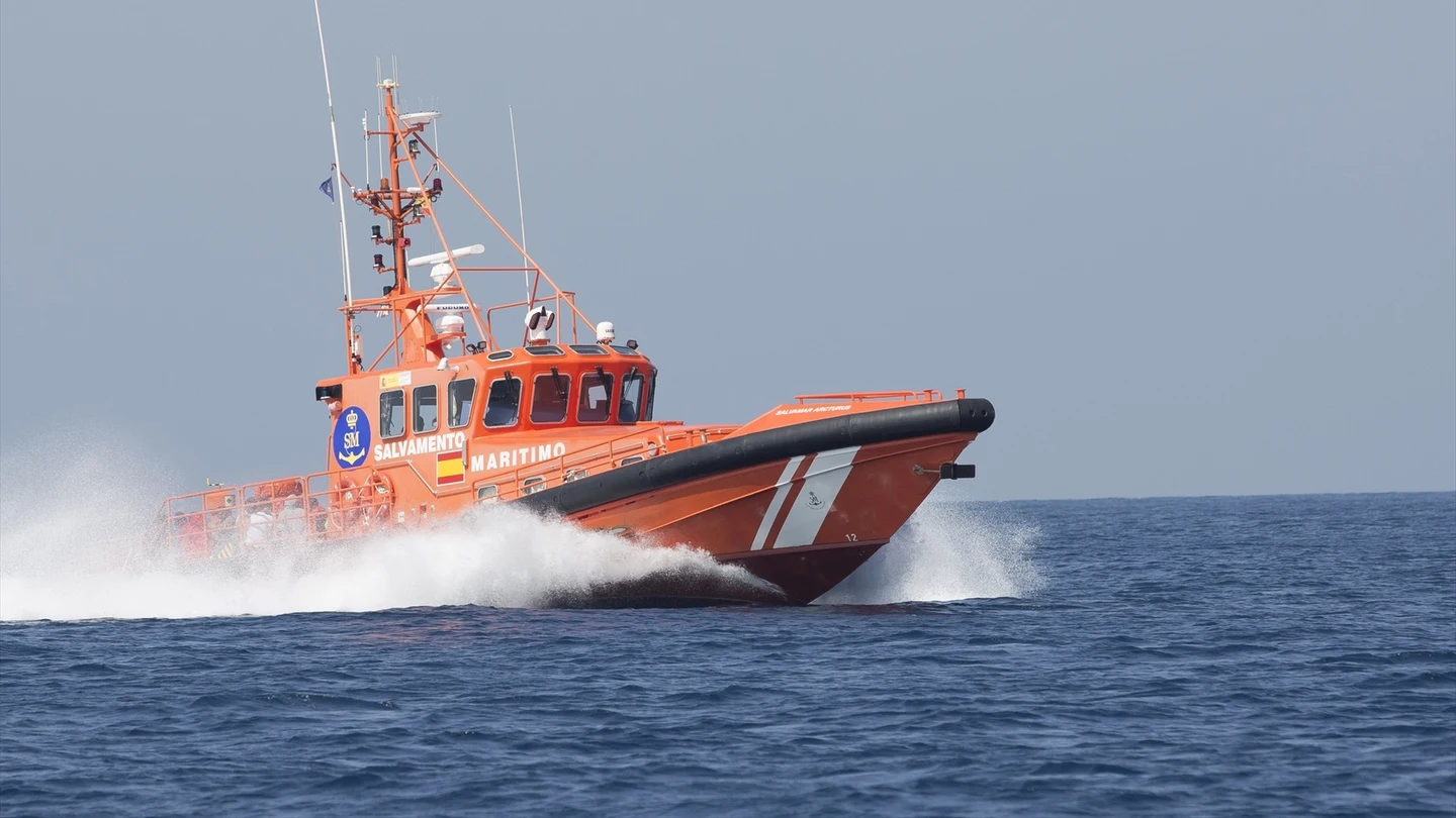 Una embarcación de Salvamento Marítimo. Una embarcación de Salvamento Marítimo.
