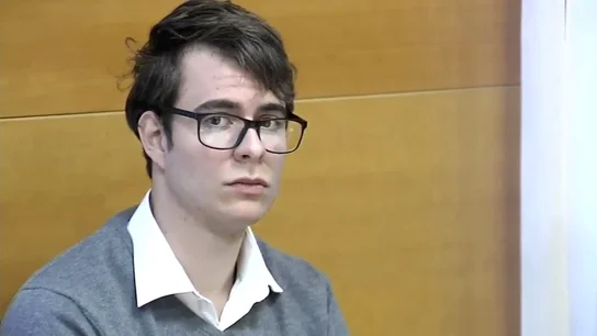 El asesino de Pioz Patrick Nogueira durante el juicio, en una imagen de 'No se lo digas a nadie'. Familia de Marcos Campos y de Patrick Nogueira