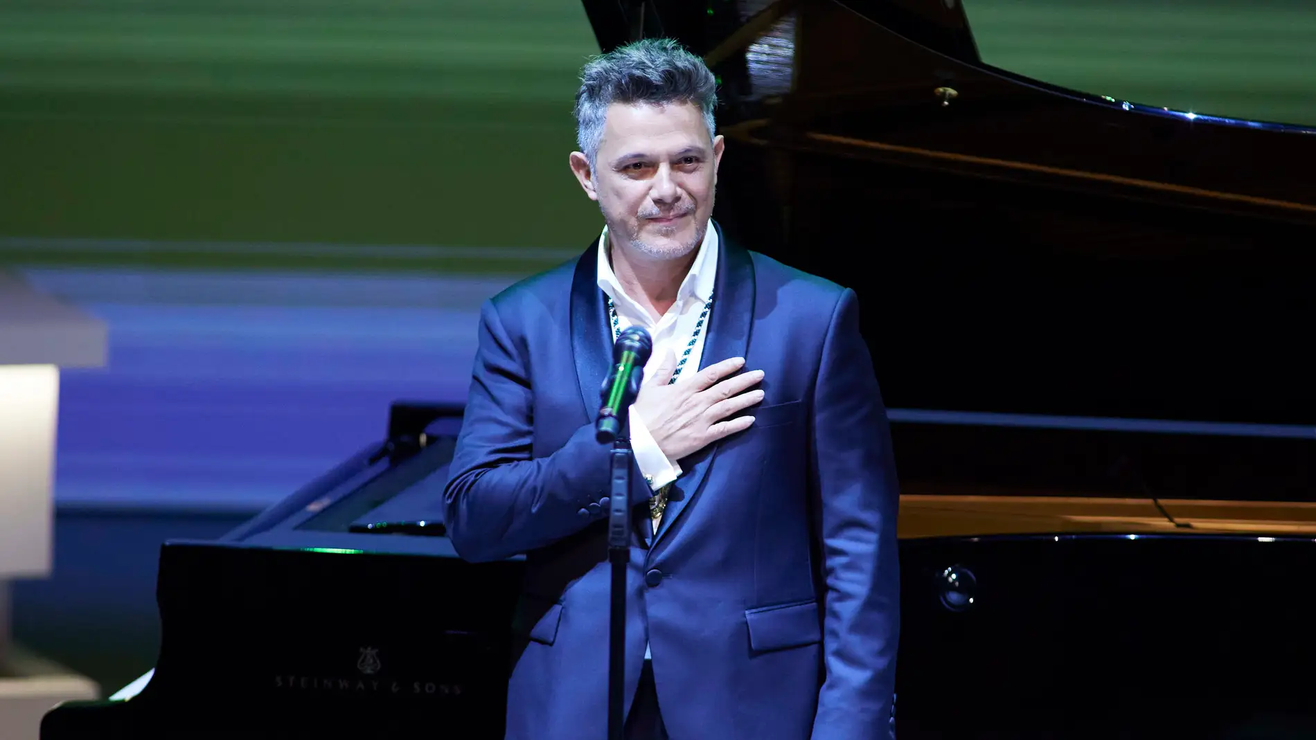 El cantante Alejandro Sanz, interpreta el Himno de Andalucía durante el acto de entrega de Medallas de Andalucía 2022.