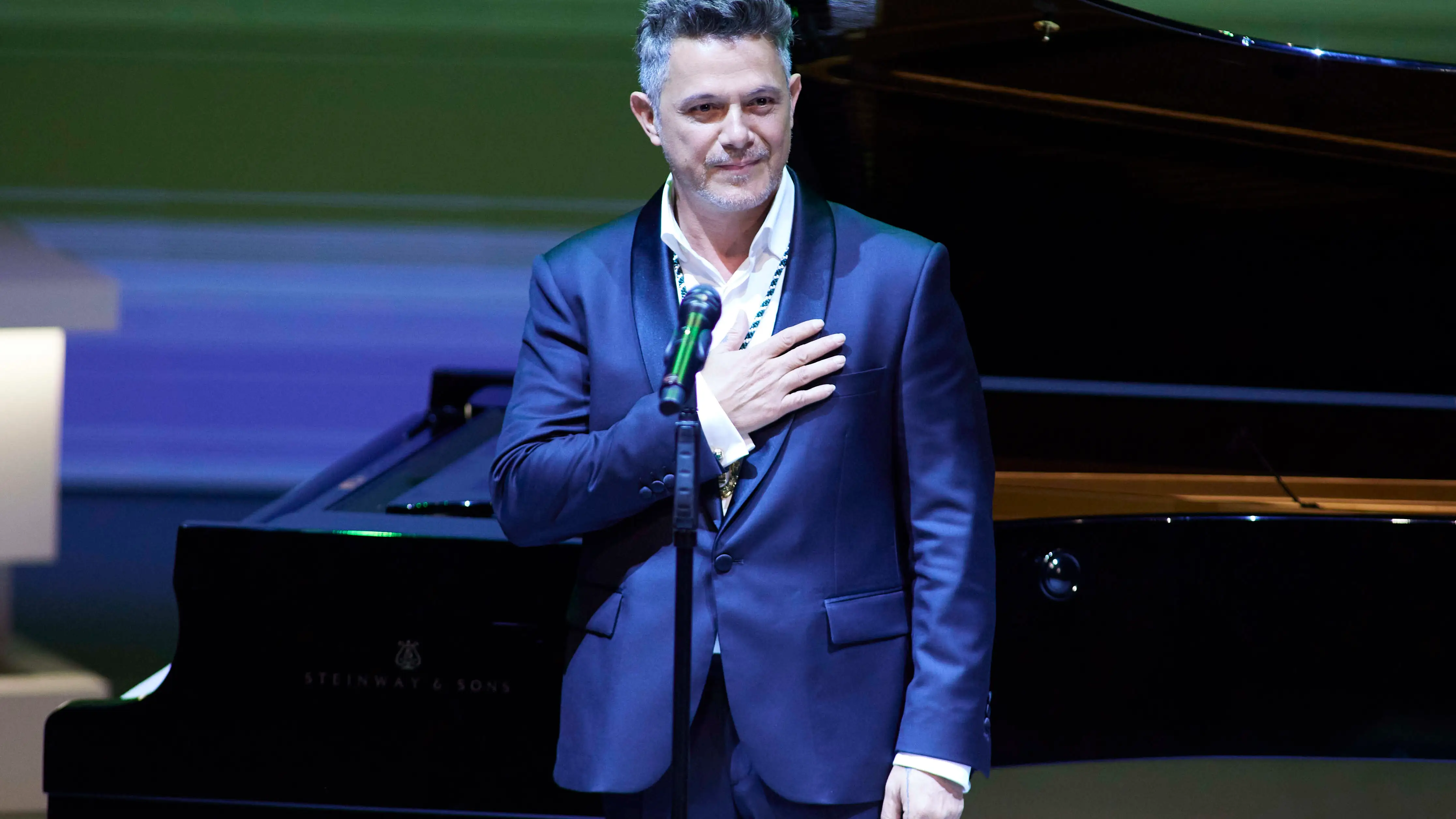 El cantante Alejandro Sanz, interpreta el Himno de Andalucía durante el acto de entrega de Medallas de Andalucía 2022.