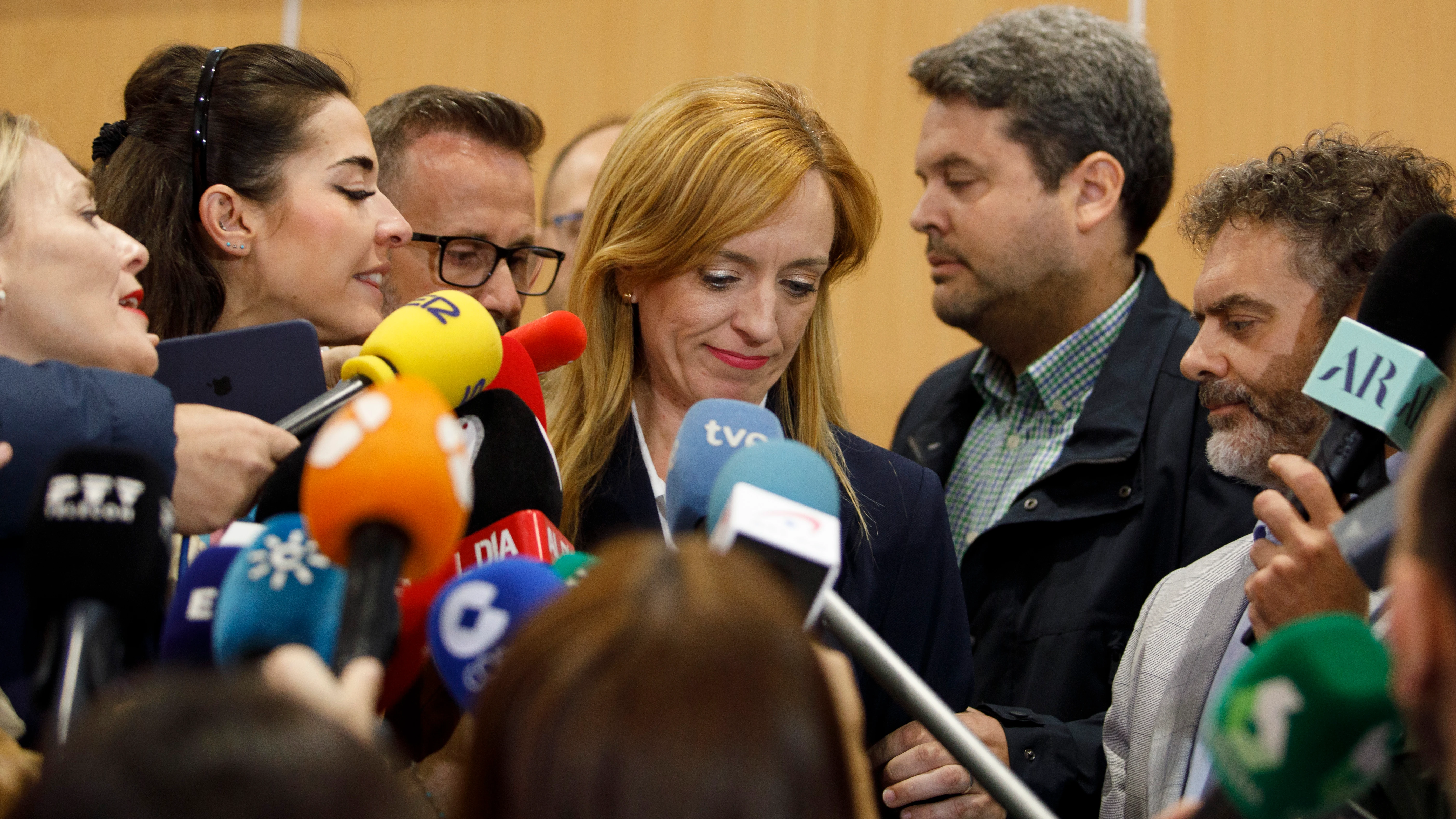 La alcaldesa de Maracena, Berta Linares, atiende a los medios