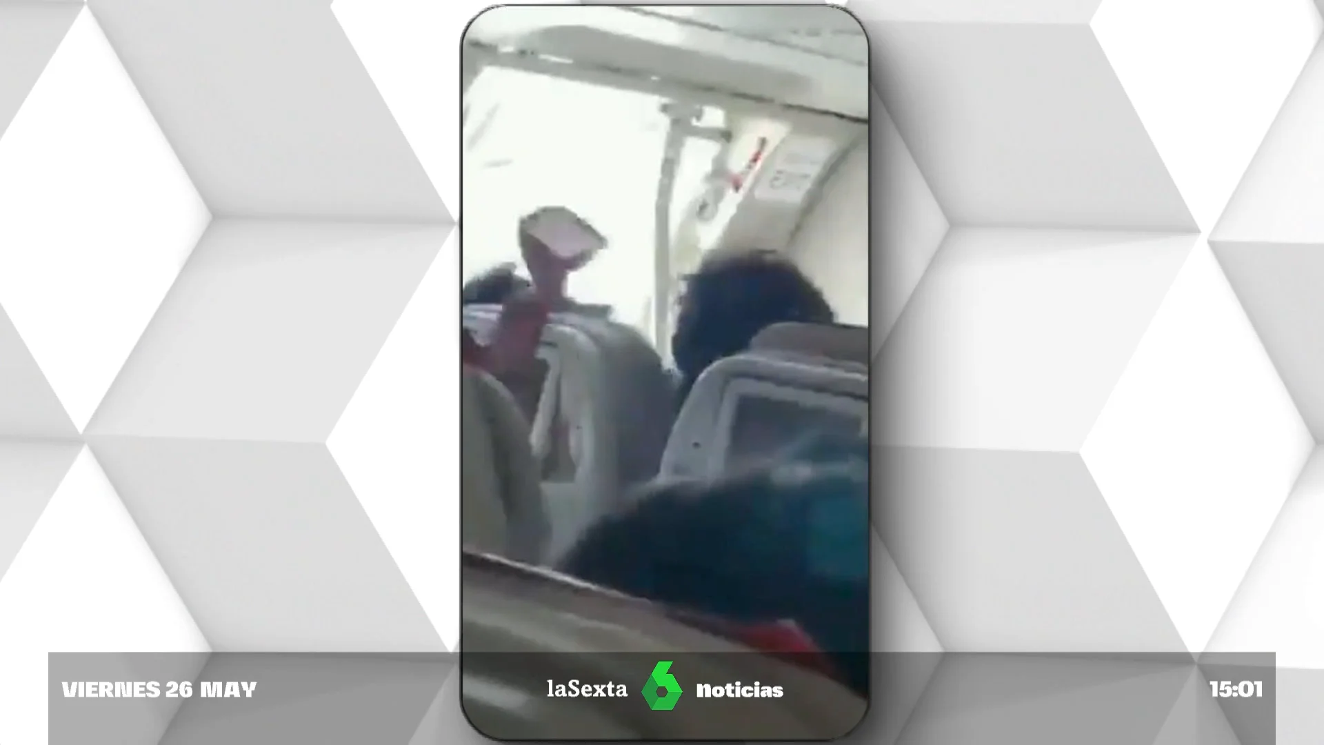 Un pasajero abre la salida de emergencia de un avión en pleno aterrizaje