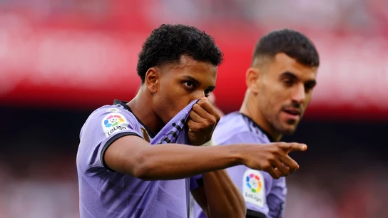 Rodrygo se besa el escudo del Real Madrid Rodrygo se besa el escudo del Real Madrid
