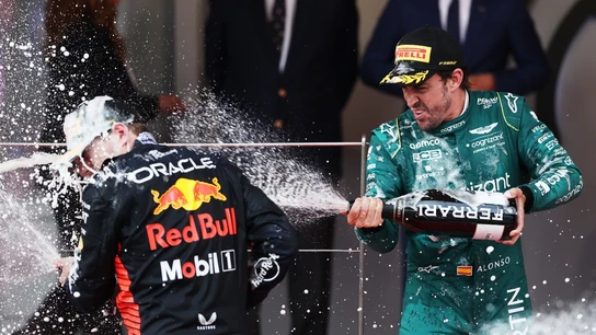 Fernando Alonso empapa a Max Verstappen Fernando Alonso empapa a Max Verstappen
