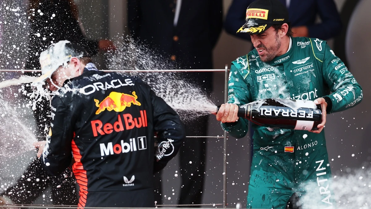 Fernando Alonso empapa a Max Verstappen