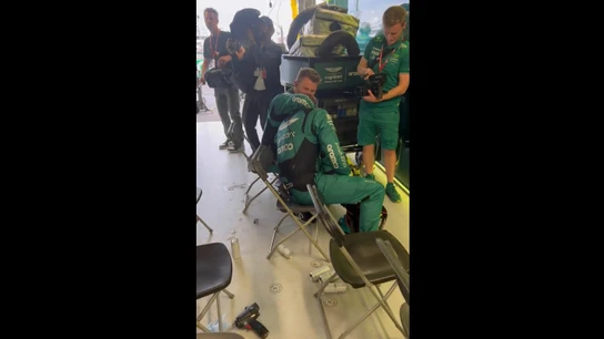 Un miembro de Aston Martin consuela a un compañero Un miembro de Aston Martin consuela a un compañero