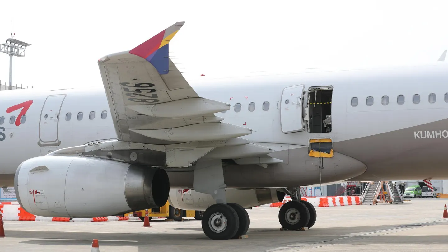 El avión de Asiana Airlines cuya puerta abrió un pasajero minutos antes de aterrizar en Daegu. El avión de Asiana Airlines cuya puerta abrió un pasajero minutos antes de aterrizar en Daegu.