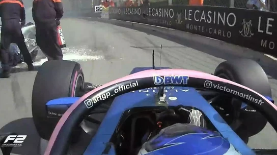 El francés Martins casi atropella a dos comisarios El francés Martins casi atropella a dos comisarios