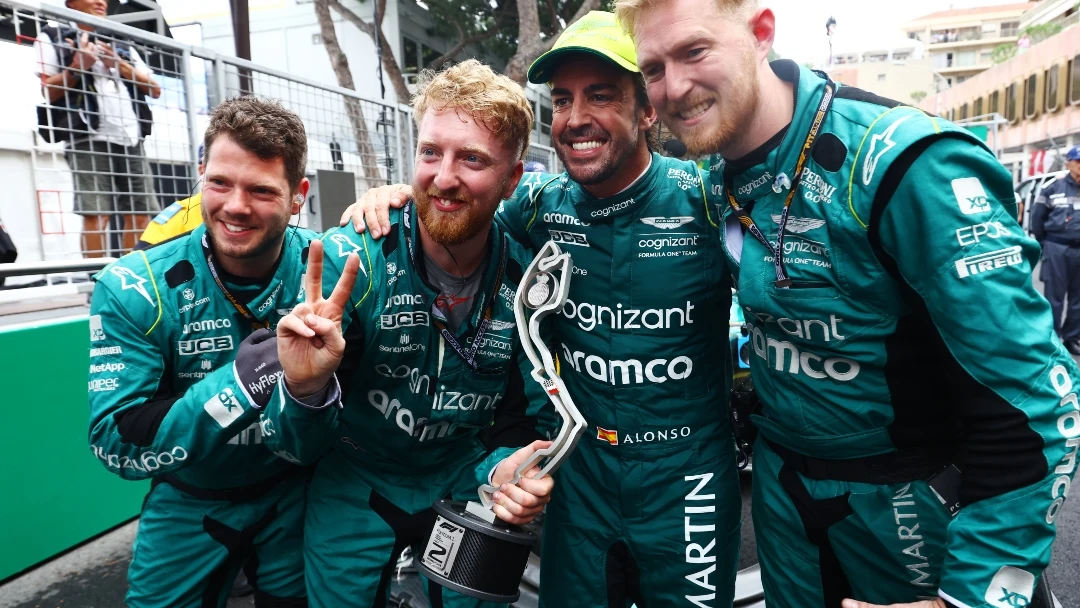 Fernando Alonso con varios miembros del equipo Aston Martin