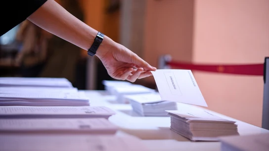 ¿Pueden votar los extranjeros en las elecciones municipales este 28M? Quiénes sí y quiénes no pueden hacerlo ¿Pueden votar los extranjeros en las elecciones municipales este 28M? Quiénes sí y quiénes no pueden hacerlo