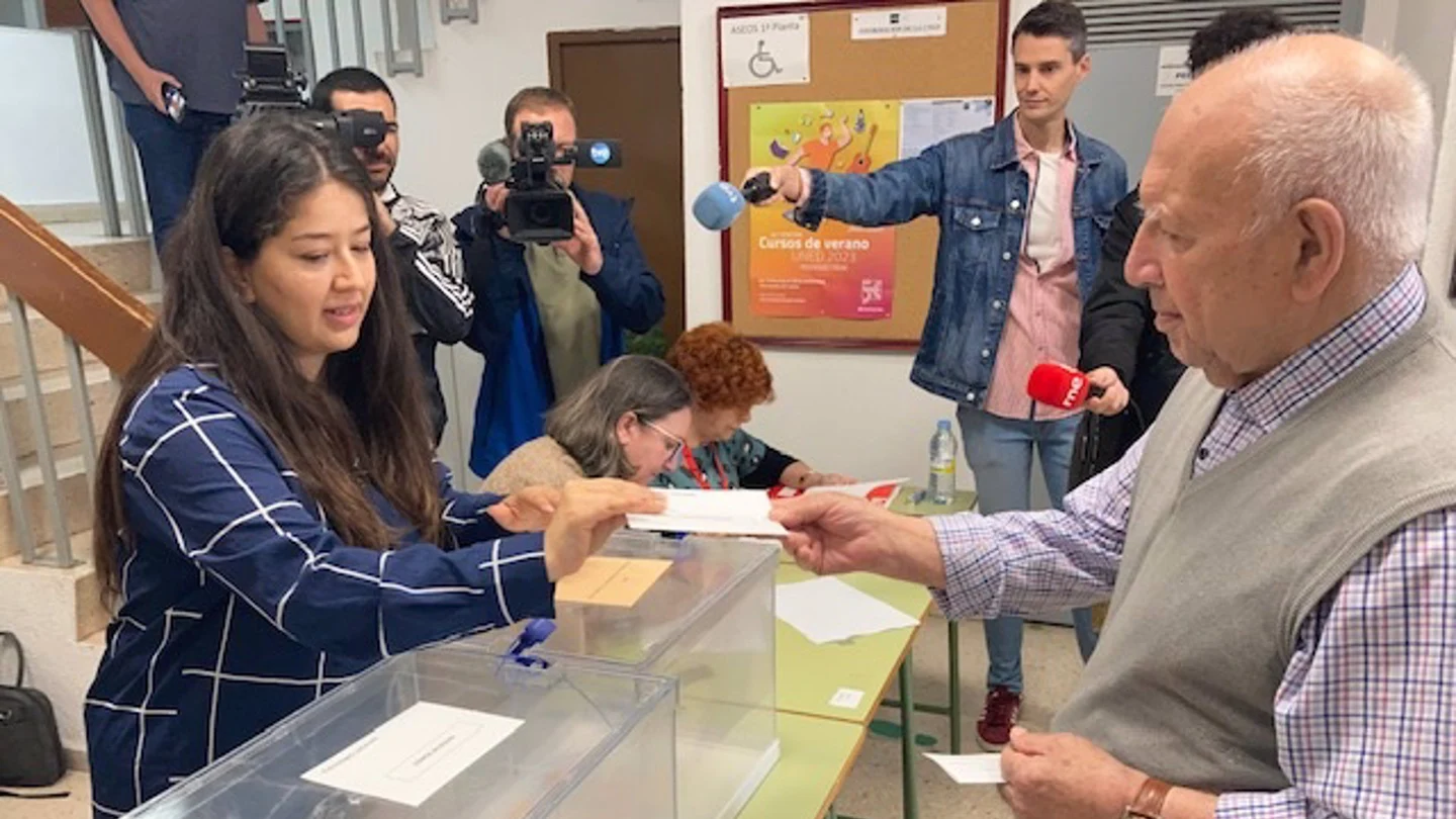 Una de las mesas electorales en Extremadura de las elecciones municipales y autonómicas del 28M Una de las mesas electorales en Extremadura de las elecciones municipales y autonómicas del 28M