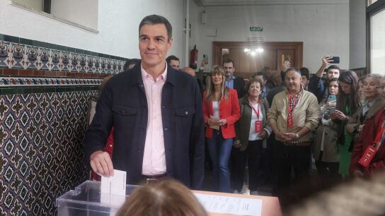 Pedro S&aacute;nchez vota el 28M en un colegio electoral de Madrid