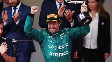 Fernando Alonso, en el podio de Mónaco