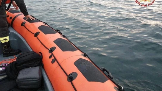 Servicios de búsqueda y rescate italianos tras el vuelco de una embarcación en Lombardía. Servicios de búsqueda y rescate italianos tras el vuelco de una embarcación en Lombardía.