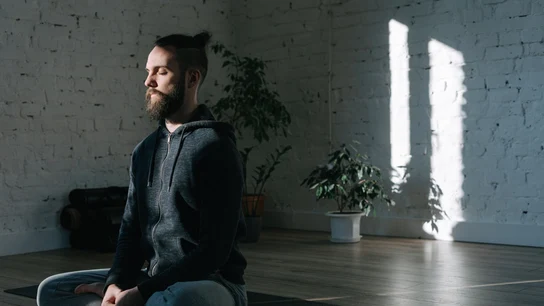 Un hombre practicando técnicas de relajación como el mindfulness Un hombre practicando técnicas de relajación como el mindfulness
