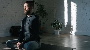 Un hombre practicando técnicas de relajación como el mindfulness