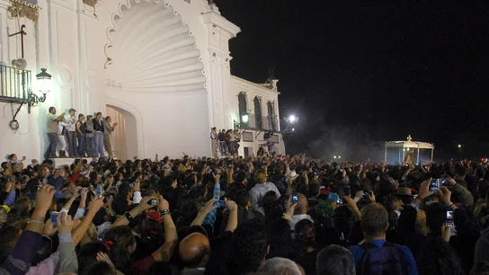 Momento en que la Virgen de El Rocío abandona su Santuario en Almonte, Huelva, hacia la explanada de la marisma.  Momento en que la Virgen de El Rocío abandona su Santuario en Almonte, Huelva, hacia la explanada de la marisma.