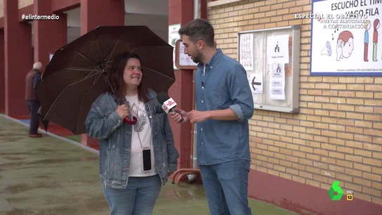 Isma Juárez, a la última votante del colegio electoral: Como se cierran los bares, también se cierran los colegios Isma Juárez ha pasado la jornada electoral en el colegio Juan Sebastián Elcano de Usera, donde ha sido testigo del buen rollo entre los apoderados, ha charlado con los últimos votantes y ha tenido tiempo para ser "el héroe de la democracia".