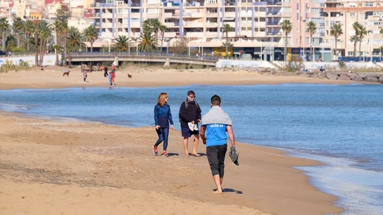 Varias personas pasean en una playa de Melilla, en una imagen de archivo Varias personas pasean en una playa de Melilla, en una imagen de archivo