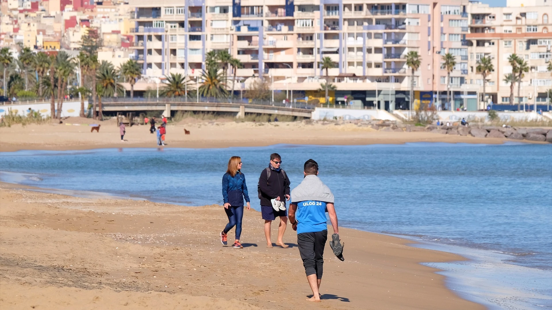 Varias personas pasean en una playa de Melilla, en una imagen de archivo