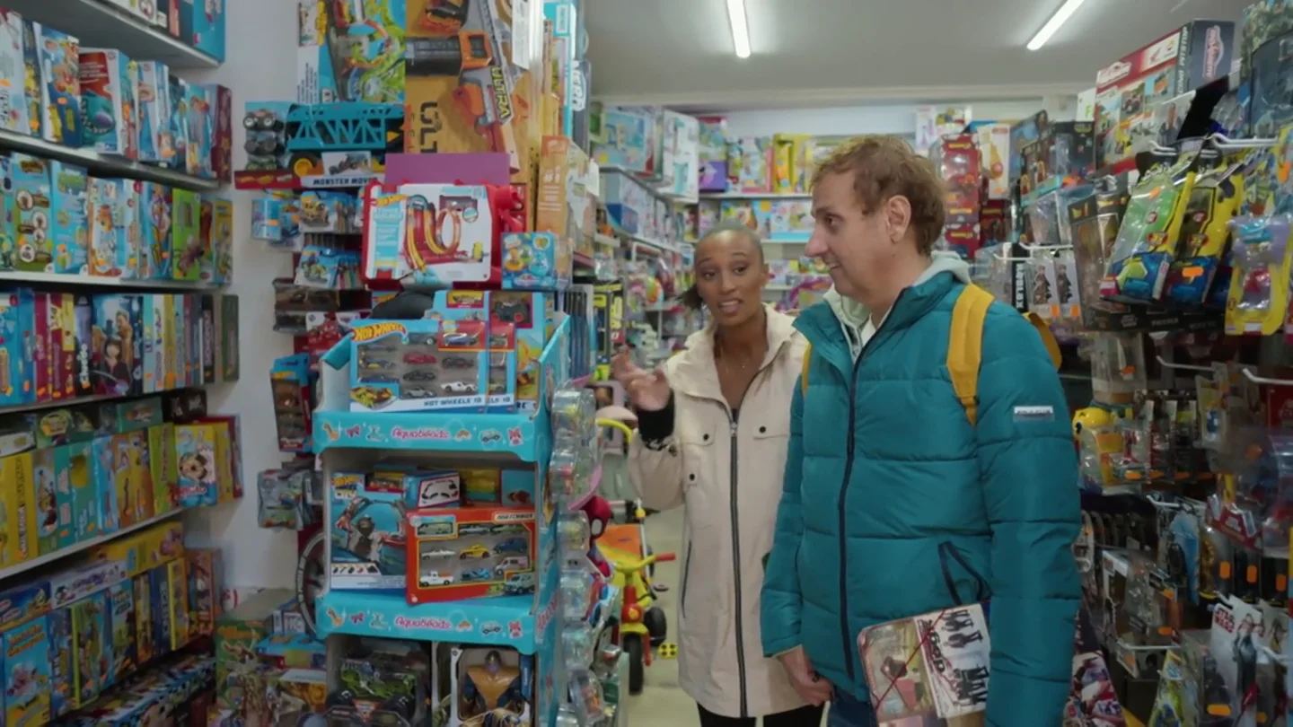 Ana Peleteiro visita a una juguetería de Ribeira con Albert Espinosa: "Me gustaba todo lo que supuestamente era para chicos" Ana Peleteiro visita a una juguetería de Ribeira con Albert Espinosa: "Me gustaba todo lo que supuestamente era para chicos"