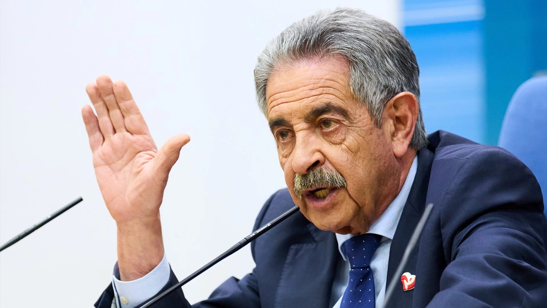 El presidente de Cantabria, Miguel Ángel Revilla, durante una rueda de prensa, en la sede del Gobierno de Cantabria, a 3 de marzo de 2023, en Santander, Cantabria