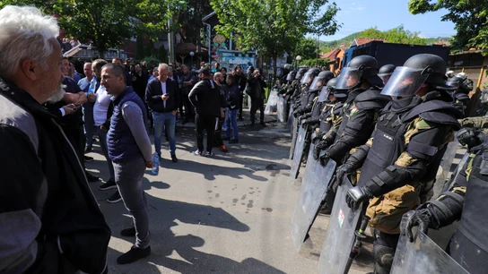 Soldados de la KFOR custodian un edificio municipal en la ciudad de Zvecan, en el norte de Kosovo. Soldados de la KFOR custodian un edificio municipal en la ciudad de Zvecan, en el norte de Kosovo.