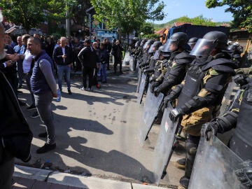 Tension continues in Kosovo after clashes between Kosovar Serbs and NATO soldiers
