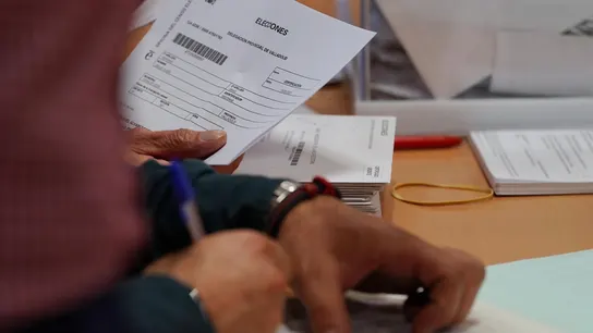 Imagen de los miembros de una mesa electoral durante el recuento de votos Imagen de los miembros de una mesa electoral durante el recuento de votos
