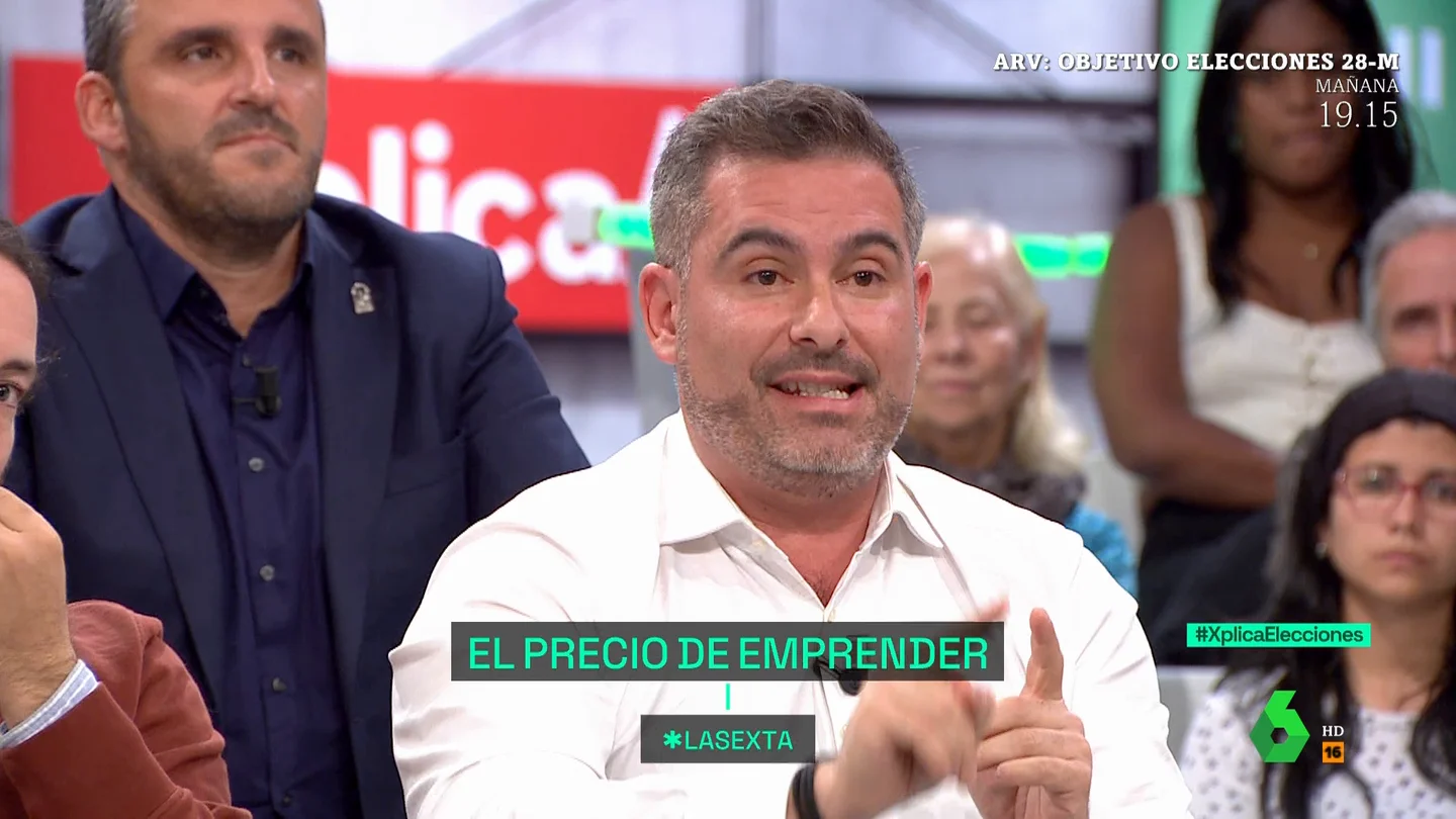 El dueño de Peluquerías Rizos recuerda sus inicios como emprendedor "Los bancos te piden aval personal, o de tu familia, pero no te financian la idea, sino la garantía que tienen de recuperar el dinero", afirma José Luiz Azañón, propietario de 'Peluquerías Rizos', sobre las dificultades de los emprendedores en España.