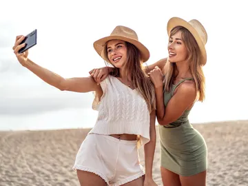 Chicas jóvenes de viaje en la playa Chicas jóvenes de viaje en la playa
