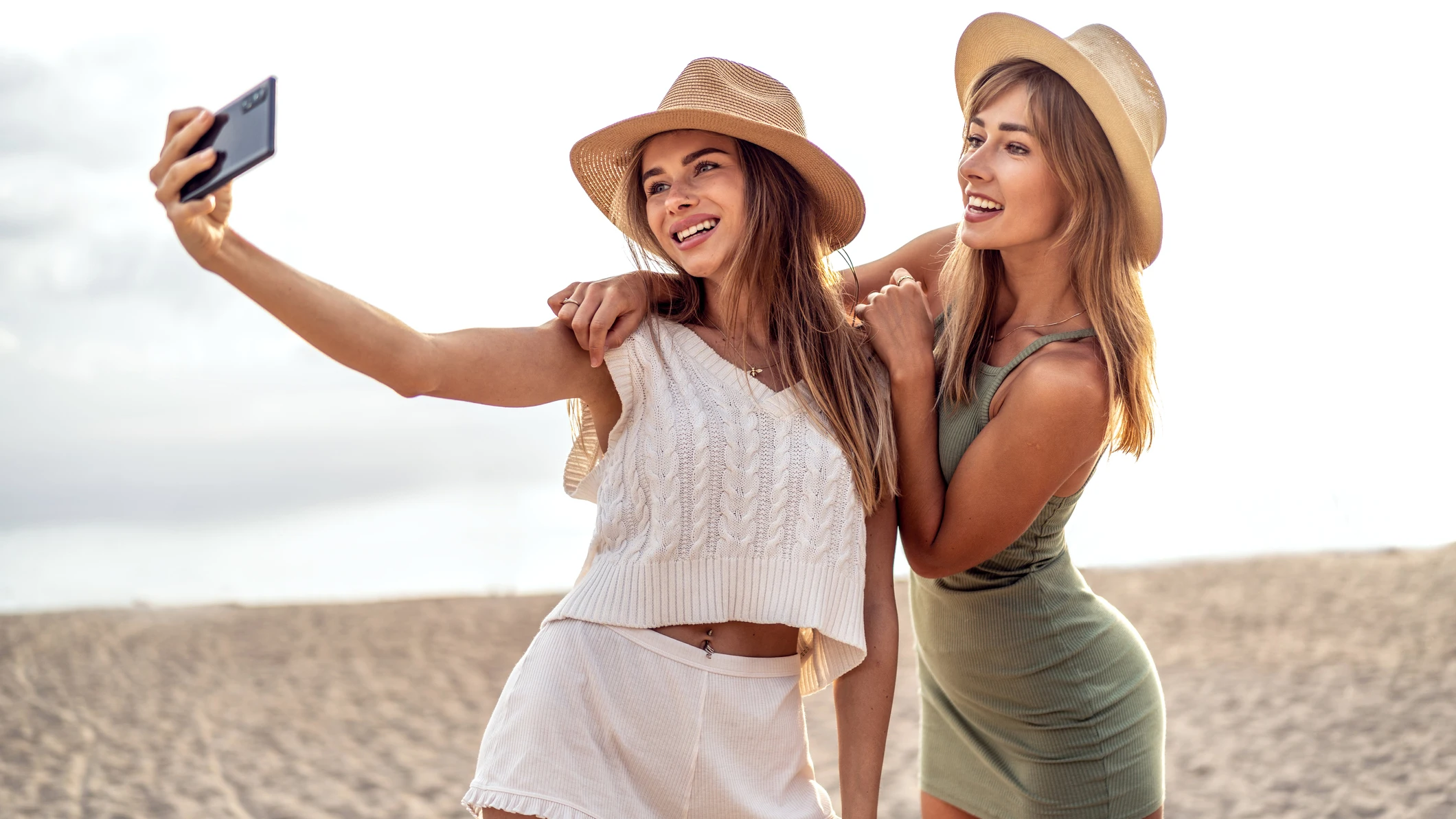Chicas j&oacute;venes de viaje en la playa