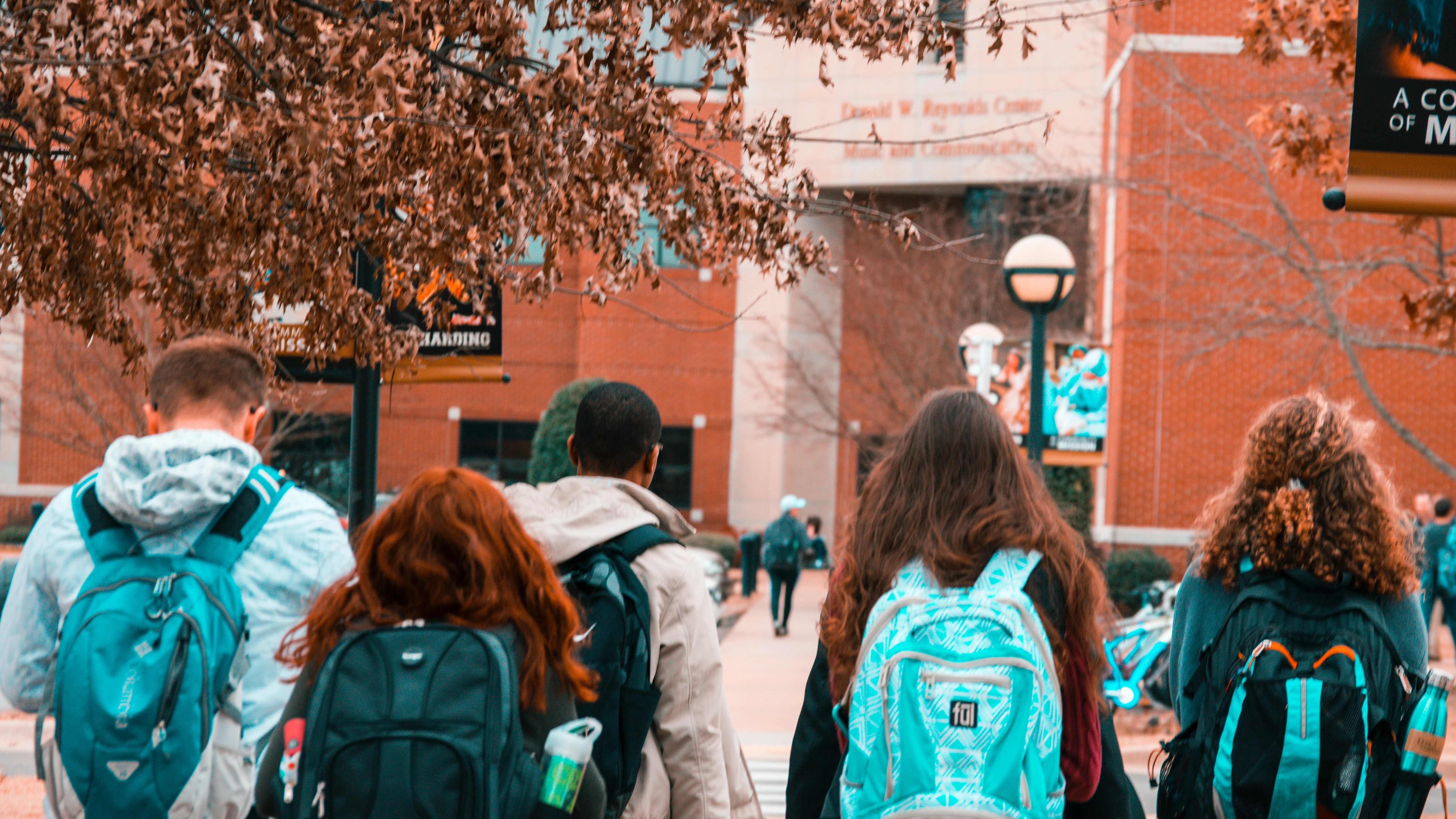 Fotografía de unos jóvenes que van a la universidad