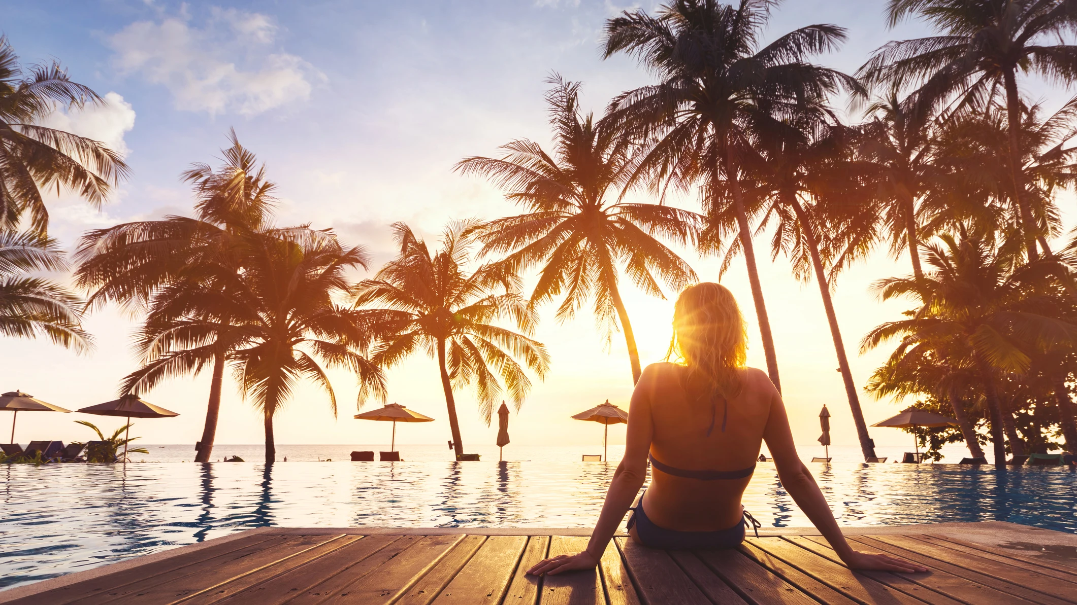 Chica joven de vacaciones en la playa
