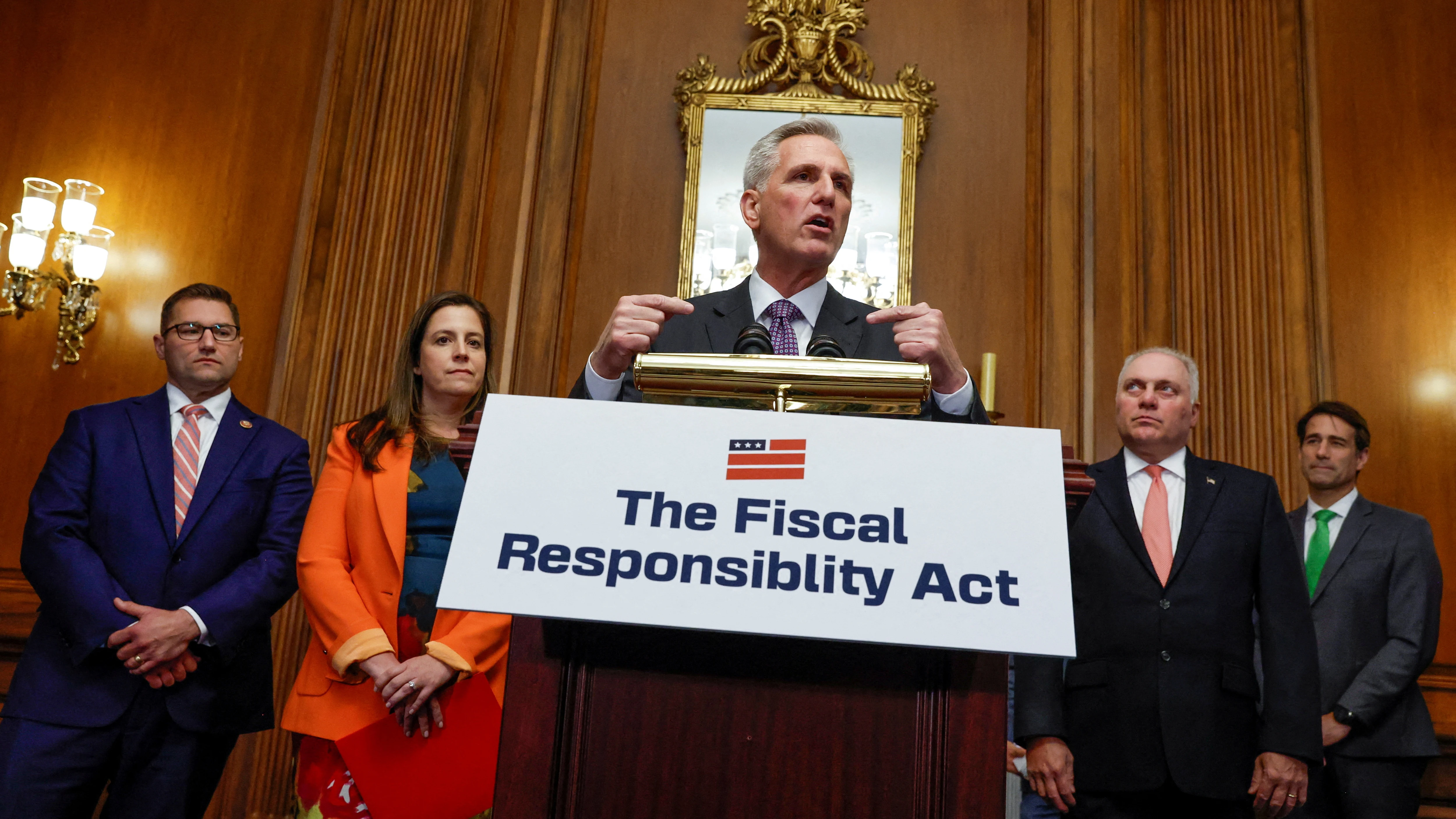 El presidente de la Cámara de Representantes de los Estados Unidos, Kevin McCarthy, habla durante una conferencia de prensa.