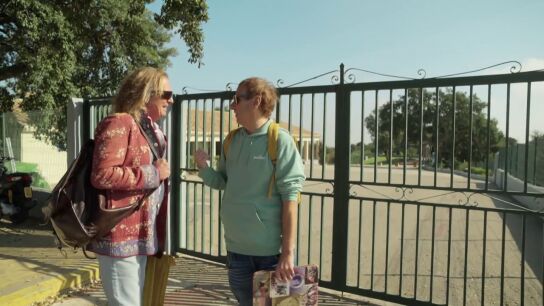 La reacci&oacute;n de Pocholo cuando Albert Espinosa le dice que no le dejan entrar en su colegio: "&iexcl;Salto la valla!"