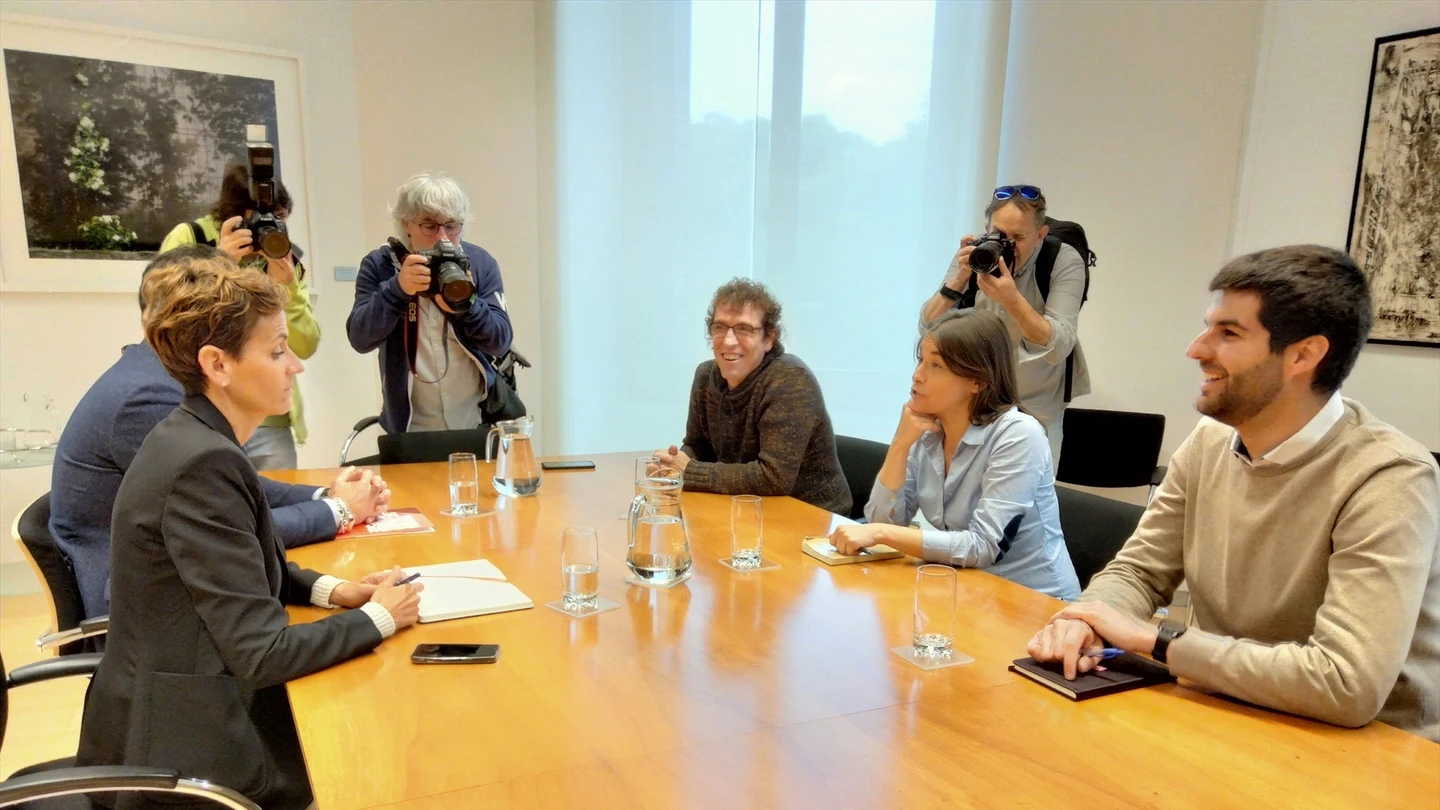 María Chivite y Ramón Alzórriz (PSN), en una reunión con Begoña Alfaro, Carlos Guzmán e Íñigo Rudi (Contigo Navarra), para abordar la formación del Gobierno foral. María Chivite y Ramón Alzórriz (PSN), en una reunión con Begoña Alfaro, Carlos Guzmán e Íñigo Rudi (Contigo Navarra), para abordar la formación del Gobierno foral.