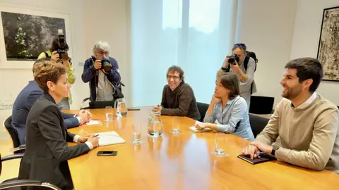 María Chivite y Ramón Alzórriz (PSN), en una reunión con Begoña Alfaro, Carlos Guzmán e Íñigo Rudi (Contigo Navarra), para abordar la formación del Gobierno foral.