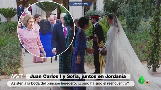 Los gestos entre el rey Juan Carlos y la reina Sofía en Jordania: de saltarse el protocolo a la frialdad durante la ceremonia Los reyes eméritos han vuelto a coincidir durante la boda del príncipe heredero de Jordania. Más Vale Tarde analiza en este vídeo algunos de los gestos más llamativos de su reencuentro, desde la llegada hasta la cola para saludar a los novios.