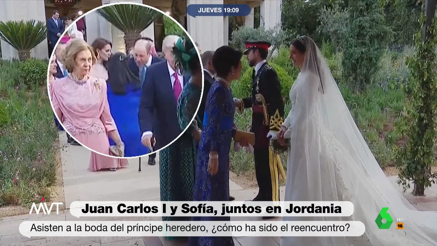 Los gestos entre el rey Juan Carlos y la reina Sofía en Jordania: de saltarse el protocolo a la frialdad durante la ceremonia Los reyes eméritos han vuelto a coincidir durante la boda del príncipe heredero de Jordania. Más Vale Tarde analiza en este vídeo algunos de los gestos más llamativos de su reencuentro, desde la llegada hasta la cola para saludar a los novios.