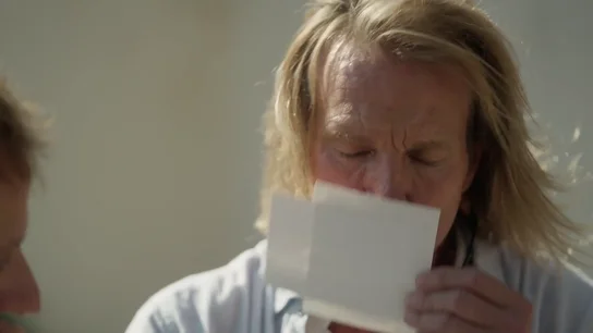 Pocholo se rompe al recordar a su perfecta madre: Imagínate tú lidiar con un bicho como yo "Mi padre tuvo una suerte, siendo de Jaén, encontrarse a esta belleza catalana", comenta Pocholo a Albert Espinosa en este vídeo donde recuerda a su madre, que murió de cáncer con 67 años y a la que pregunta "¿por qué no vuelves?".