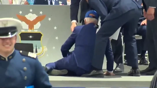 Joe Biden tropieza y cae en un desfile militar Colorado Joe Biden tropieza y cae en un desfile militar Colorado
